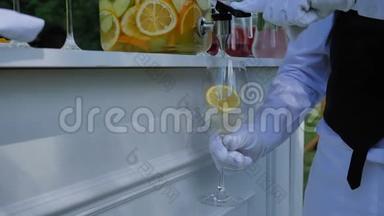 在婚礼或生日聚会上，服务员把柑橘柠檬汽水倒入玻璃杯中